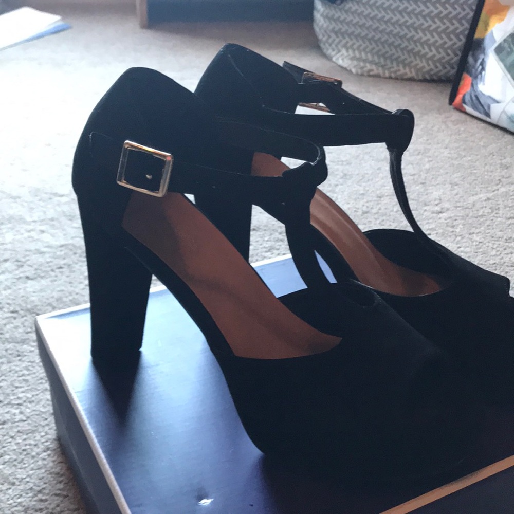 Thick heeled black shoes